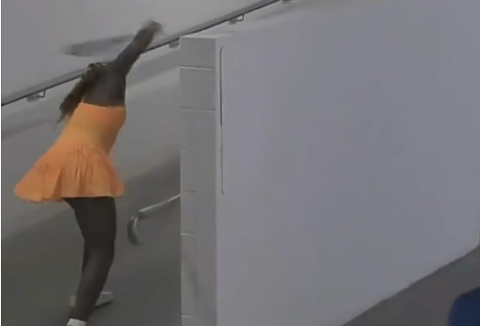 B体育APP-“我要释放激情” 21岁高芙输乌克兰美女后暴走：连续怒砸7下球拍